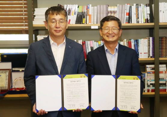 김갑섭 전라남도지사 권한대행(오른쪽)이 27일 오후 구례자연드림파크에서 민경진 아이쿱생협 대표와 2017국제농업박람회 공동주과 참여 협약을 체결하고 있다. = 전남도