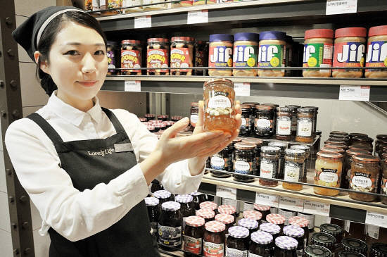 롯데백화점 대구점 식품관 수입식품코너에서 직원이 상품을 소개하고 있는 모습이다. ⓒ 롯데백화점