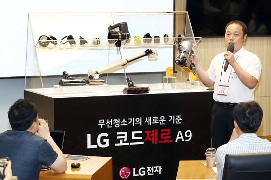 LG전자는 LG 코드제로 A9 출시 후 옥외광고, 제품해체쇼 등 다양한 프로모션을 진행하고 있다. ⓒ LG전자