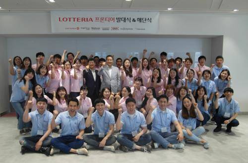 2016·2017 샤롯데봉사단 프론티어 대원들의 발대식·해단식 후 기념 촬영하고 있다. ⓒ 롯데지알에스