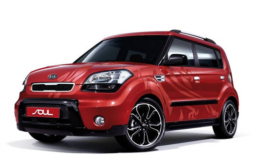 기아자동차는 미국의 마케팅 정보회사 '제이디 파워'의 새로 나온 자동차 품질 평가에서 2년 연속 전체 1위를 차지했어요. 특히 기아자동차의 '쏘울'은 3년 연속으로 최우수 품질상을 받으며 뛰어난 상품성을 인정받았어요. ⓒ 기아자동차