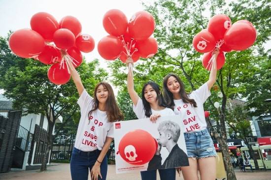 제일기획이라는 회사가 진행한 '해피 벌룬 캠페인' 모습이예요. 아산화질소를 너무 많이 사용하면 목숨이 위험하니 미리미리 예방하자는 목적으로 활동한 캠페인이예요. ⓒ 제일기획