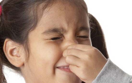 아이가 나쁜 냄새 때문에 코를 틀어막고 있어요. ⓒ 네이버 블로그