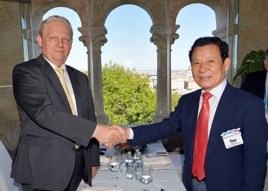 윤장현 광주광역시장이 29일(현지시각) 오후 헝가리 부다페스트 부다왕궁에서 따뜰로쉬 이슈트반 시장과 만나 환담하고 있다. ⓒ 광주광역시