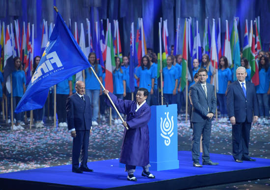 윤장현 광주광역시장이 30일(현지시간) 오후 헝가리 부다페스트 파프 라슬로 부다페스트 경기장에서 열린 제17회 세계수영선수권대회 폐막식에 참석해 FINA대회기를 인수한 뒤 흔들고 있다. ⓒ 광주광역시