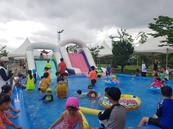 문암생태공원 어린이 물놀이장이 지난 29일 개장했다. ⓒ 청주시청