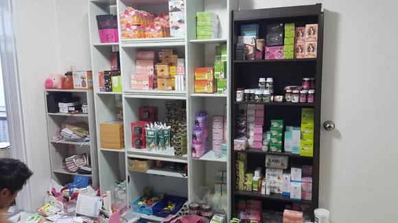 충북지방경찰청이 적발한 약사법 위반 불법의약품 판매대. ⓒ 충북경찰청