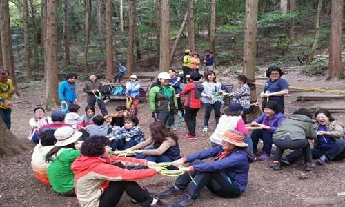 백운산휴양림을 찾은 사람들이 프로그램에 따라 즐거운 시간을 가지고 있다. ⓒ 광양시