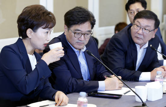 김현미 국토교통부 장관과 우원식 더불어민주당 원내대표, 김태년 정책위의장이 2일 오전 서울 여의도 국회 귀빈식당에서 열린 주택시장 안정화 방안 당정협의에서 대화하고 있다. ⓒ 뉴스1