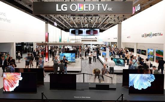 LG전자가 IFA2017에 프리미엄 가전과 스마트폰 V30을 앞세운 투트랙 전략으로 임한다. 사진은 지난해 IFA에서의 LG전자 부스. ⓒ LG전자