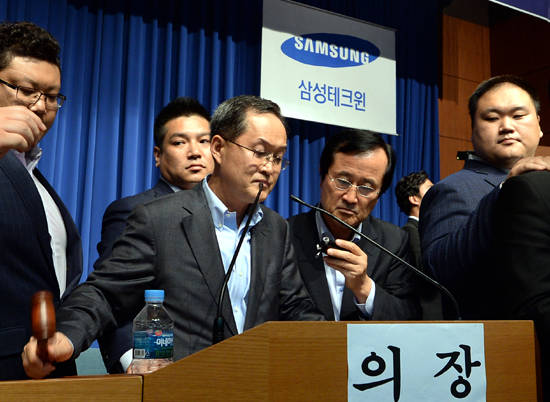 2015년 6월29일 당시 김철교 삼성테크윈 대표이사 사장(가운데)이 오후 경기 성남상공회의소에서 열린 삼성테크윈 임시주주총회에서 노조원들의 격렬한 반대 속에 사명을 한화테크윈으로 변경하는 안을 의결했다. 삼성테크윈은 격력한 노사 대치 끝에 '한화테크윈'으로 사명을 변경을 의결했고 탈레스 등 방산부문 계열사는 공식적으로 한화그룹에 편입됐다. ⓒ 뉴스1