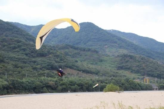 하동군 형제봉에서 패러글라이딩 체험을 하고 있는 모습이예요. ⓒ 하동군