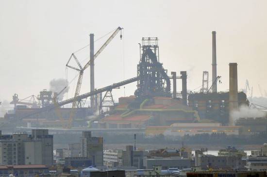 포스코는 이달부터 열연 및 후판 설비 보수공사에 들어갈 예정으로, 하반기 후판 공급이 줄어들 것으로 전망된다. 사진은 지난 상반기 설비보수를 마친 포스코 제3고로. ⓒ 뉴스1