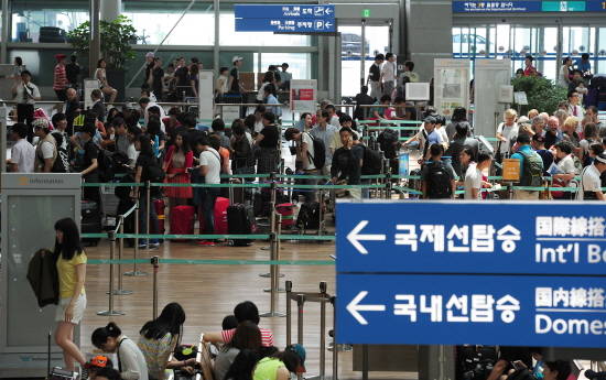 해외여행을 가려는 사람들로 공항이 정말 복잡해 보여요. 인천공항의 모습이예요. ⓒ 뉴스1