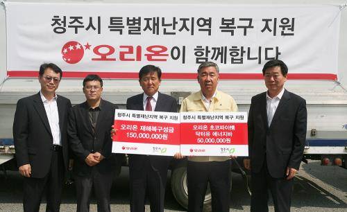 왼쪽부터 황순일 오리온 CSR실천부문장, 김성민 오리온 청주공장장, 이경재 오리온 대표, 이범석 청주시 부시장, 김근환 청주시 복지교육국장. ⓒ 오리온