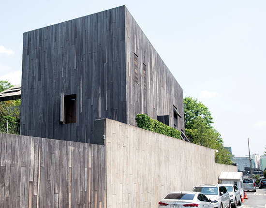 용산구 이태원의 이건희 삼성그룹 회장 자택. 경찰은 7일 삼성 오너일가의 자택관리사무소를 압수수색했다. 경찰청 특수수사과는 삼성이 2008년 10월부터 2015년 3월까지 삼성일가 소유의 주택 인테리어 공사 과정에서 공사업체에 세금계산서 미발급 요구, 차명계좌 통해 발행한 수표 등으로 대금을 지불한 정황을 포착했다고 밝혔다. ⓒ 뉴스1