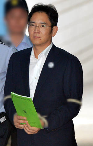 이재용 삼성전자 부회장이 7일 오후 서울 서초구 서울중앙지방법원에서 열린 '최순실 뇌물' 관련 53회 공판에 출석하고 있다. ⓒ 뉴스1