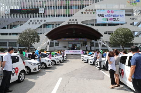 찾아가는 맞춤형 복지차량 전달식 장면. ⓒ 완도군