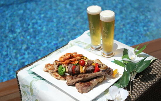 라비앙로즈가 서울 도심을 바라보며 바베큐를 즐길 수 있는 '풀사이드 BBQ'를 오픈했다. ⓒ 더클래식500