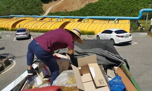 공무원이 매립장에 반입한 차량에 올라가 조사를 하고있다. ⓒ 광양시