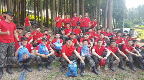 상무대 육군 포병학교 초군장교들이 축령산에서 환경졍화활동 중 기념촬영을 하고 있다. ⓒ 장성군