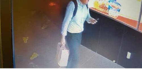 강남점에서 검체를 일반 봉투에 들고 나가는 조사원으로 추정되는 인물의 사진. ⓒ 한국맥도날드