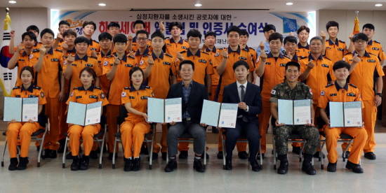 경기도 북부 소방 재난 본부는 9일 의정부 소방서 대회의실에서 신규 하트세이버 77명에게 인증서와 엠블럼을 전달했다. ⓒ 경기도북부소방재난본부