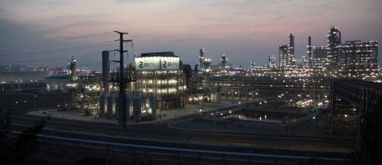 단지 내 공장 변전실 화재 이후 불과 8일만인 10일 오전 6시38분경 GS칼텍스 여수2공장 VRHCR(중질유분해공정) 냉각기 부근 배관에서 '펑'소리와 함께 검은 연기와 불길이 치솟았다. ⓒ GS칼텍스