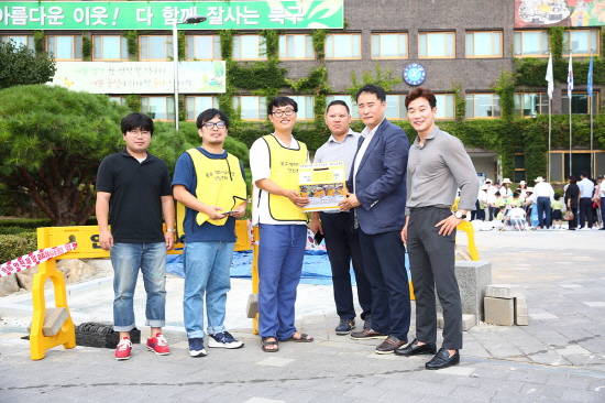 보해양조는 지난 10일 광주 북구청 광장에서 '북구 평화의 소녀상' 건립 성금 200만원을 북구 소녀상 건립 추진위원회에 건넸다. ⓒ 보해양조