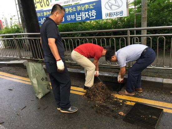 신곡2동 주민센터 및 동오마을 주변으로 신곡권역 공무원 20여명은 침수 취약지역을 대상으로 빗물받이 청소작업을 실시하고 여름철 안전 사고 예방을 위한 합동 캠페인을 실시했다. ⓒ 의정부시