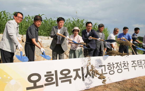 용인출신 '3대 독립운동가'인 오희옥(91.여) 지사가 여생을 보낼 주택이 처인구 원삼면 죽능리 527-5번지 자신의 고향에서 11일 첫 삽을 떴다. ⓒ 용인시