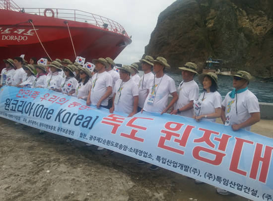 사단법인 '특수 임무 수행자와 함께 하는 탈북민 사랑 나눔 운동본부'는 13일 오후 광복 72주년을 맞아 '한민족 우리의 동행! 원코리아 독도원정대' 결의 대회를 독도에서 진행했다. ⓒ 탈북민 사랑 나눔 운동본부