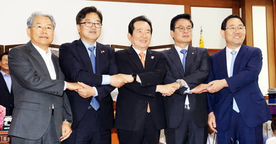 지난 6월19일 정세균 국회의장 주재로 열린 여야 4당 원내대표 정례회동 당시 모습. (왼쪽부터)김동철 국민의당 원내대표, 우원식 더불어민주당 원내대표, 정세균 국회의장, 정우택 자유한국당 원내대표, 주호영 바른정당 원내대표. ⓒ 뉴스1