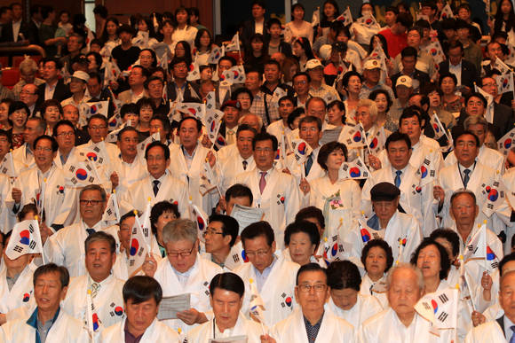 충북 광복절 경축식에서 이시종 도지사와 김양희 의장이 힘차게 태극기를 흔들고 있다. ⓒ 충청북도