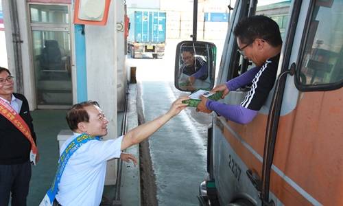 방희석 사장이 운전자에게 기념품을 전달하고 있다. ⓒ 여수광양항만공사