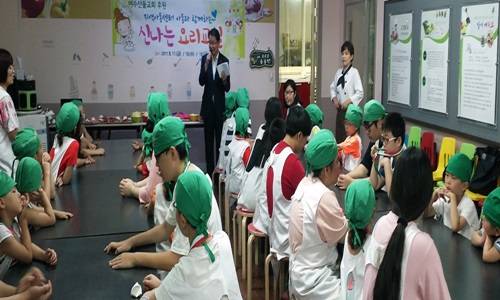 여수 산돌교회 후원으로 '신나는 요리교실'을 하고 있다. ⓒ 여수시청