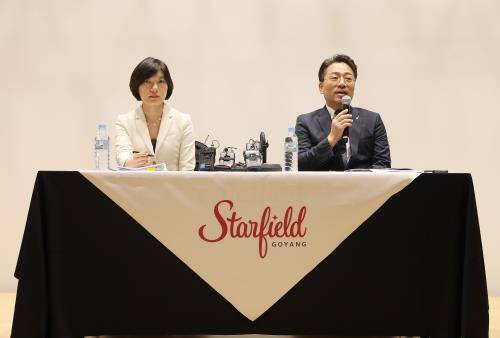17일 오전 경기도 고양시 스타필드 고양에서 프리오픈 기념 기자간담회가 열린 가운데 임영록 신세계프라퍼티 대표이사(오른쪽), 여주은 신세계프라퍼티 영업전략담당 상무가 질의응답하고 있다. ⓒ 신세계프라퍼티