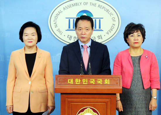 17일 국회 보건복지위 소속 자유한국당, 바른정당 의원들을 대표해 윤종필(왼쪽부터), 성일종, 김순례 한국당 의원 등이 기자회견을 열고 살충제 달걀 파문과 관련 류영진 식약처장의 해임을 촉구했다. ⓒ 자유한국당