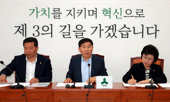 국회 농림축산식품해양수산위원회 간사인 황주홍 국민의당 의원이 17일 국회에서 '살충제 계란 대책 태스크포스(T/F)' 1차 회의를 진행했다. TF는 황주홍 의원을 팀장으로 김종회 의원, 정인화 의원(이상 농해수위), 최도자 의원(보건복지위)이 참여했다. 정부 측은 김경규 농식품부 기조실장, 이현규 식약처 식품소비안전국장 등이 참석했다. ⓒ 뉴스1