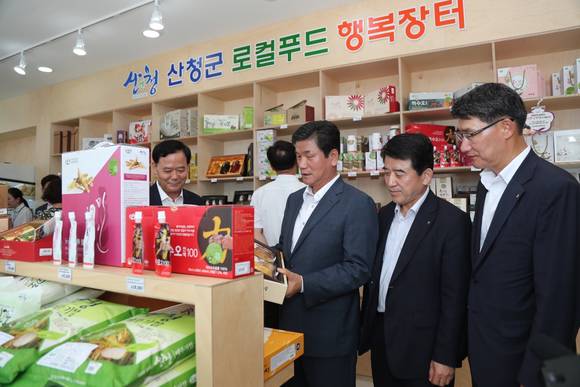 허기도 산청군수가 로컬푸드 행복장터를 둘러보고 있다. ⓒ 프라임경제