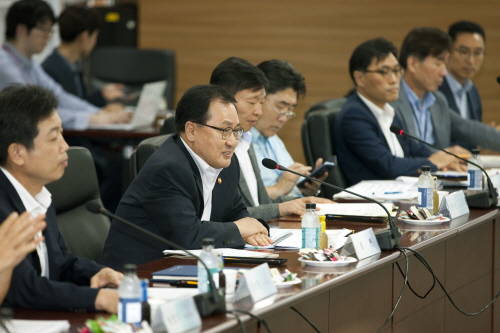 지난 17일 과학기술정보통신부 간부회의실에서 열린 '블록체인 기술의 이해와 활용 방안 연구' 세미나에서 유영민 과학기술정보통신부 장관이 발언하고 있다. ⓒ 과학기술정보통신부