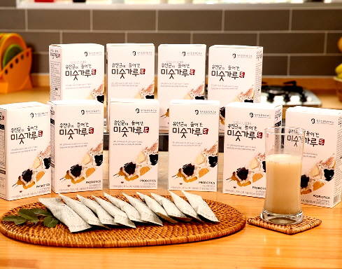 '유산균이 들어간 미숫가루톡' 한 포에는 세계종균협회 등록된 '특허 유산균' 수억 마리 상당이 들어있다. ⓒ 진엔터테인먼트
