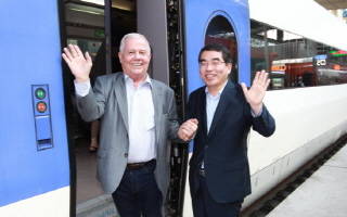 짐 로저스가 열차를 타고 런던까지 가는 유라시아 대륙철도 승차 시연을 하고 있다. ⓒ 광명시