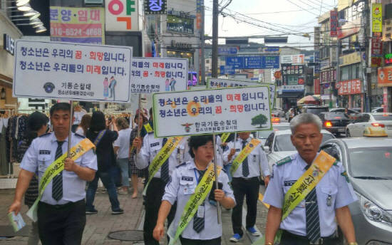 광주시 청소년수련관이 민관 합동으로 여름휴가철 피서지 청소년유해환경 개선을 위한 캠페인을 하고 있다. ⓒ 광주시