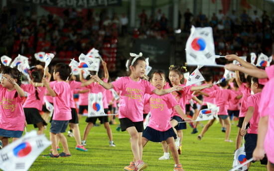 지난해 광복절 앞두고 국공립어린이집 원아들 탄천종합운동장에서 '힘내라 대한민국' 플래시 몹. ⓒ 성남시