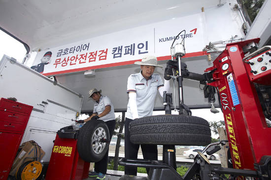 금호타이어는 여름 휴가철을 맞아 전국 주요 고속도로 휴게소에서 방문 고객들을 대상으로 타이어 점검 서비스를 실시했다. ⓒ 금호타이어