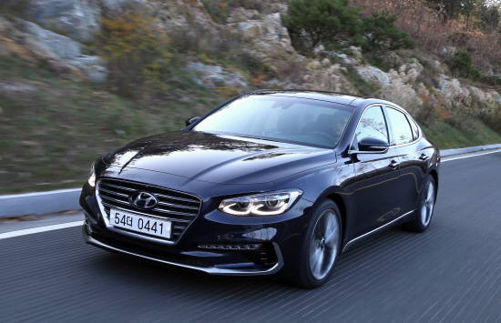 '고급스러움'에서 벗어나 한층 젊고 세련된 디자인을 자랑하는 그랜저IG는 날렵하면서도 쿠페 느낌을 강하게 풍긴다. 이와 함께 역동적인 주행을 위해 민첩성을 키웠다. ⓒ 현대자동차