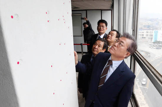 문재인 대통령은 지난 3월20일 오전 윤장현 광주시장 등과 함께 5·18 민주화운동 당시 진압군이 헬기에서 쏜 탄흔이 있는 광주 전일빌딩을 방문했다. ⓒ 광주광역시