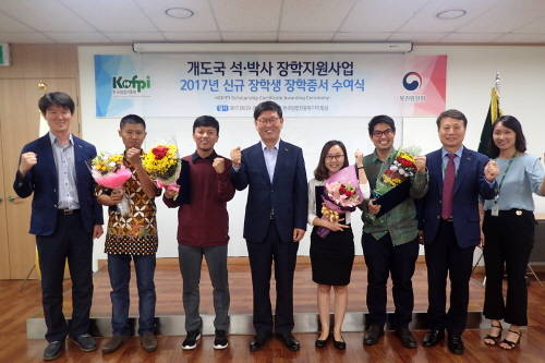 수여식 후 기념촬영을 하고 있는 장학생들과 한국임업진흥권 관계자들 모습. ⓒ 한국임업진흥원