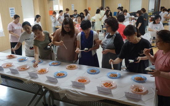 광주시 어린이급식관리지원센터에서 진행한 저염·저당 체험 교육장에서 어린이급식소 조리사들이 저염·저당 음식을 먹어보고 있다. ⓒ 광주시청